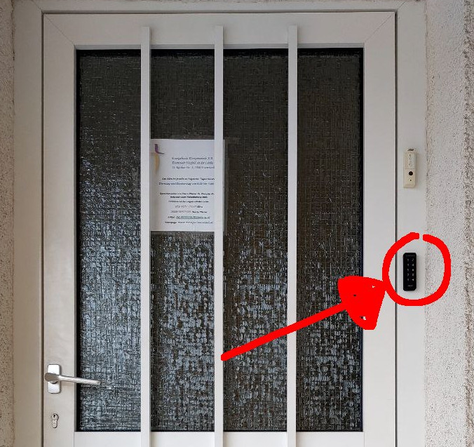 Foto von Bürotür von außen mit schwarzer Tastatur rechts