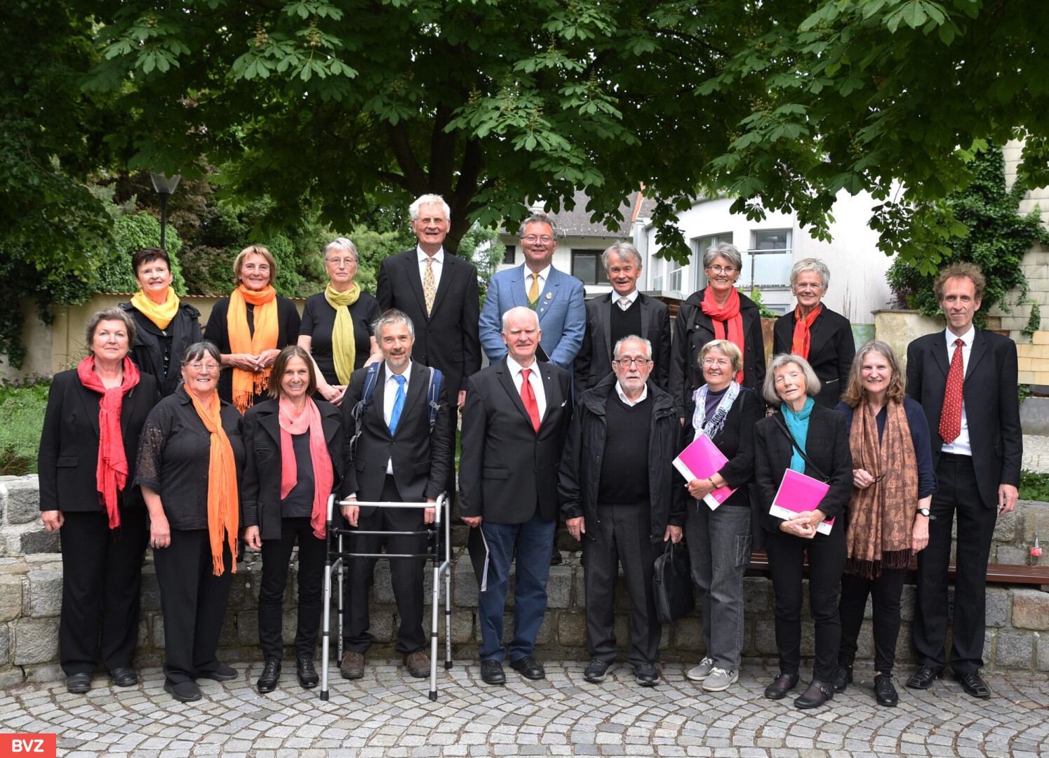 Die Sänger:innen des Diäzösanchor Klangfarben in zwei Reihen